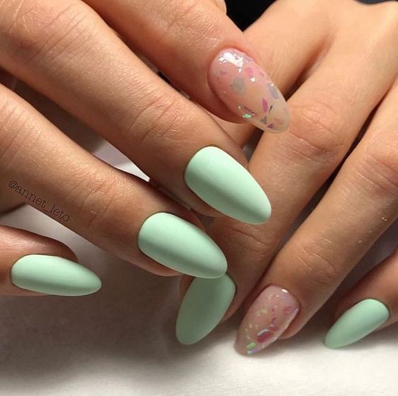 Pastelowe paznokcie w kolorze seledynowym