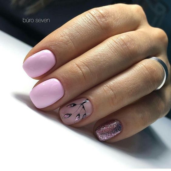 Pastelowe paznokcie z brokatem