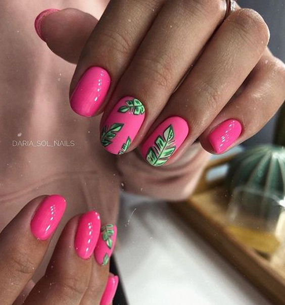 Malinowe paznokcie z palmami