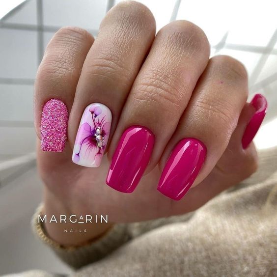 Malinowe paznokcie z wzorkiem i brokatem