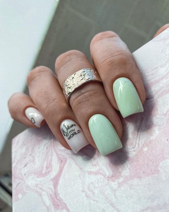 Delikatne pistacjowe paznokcie