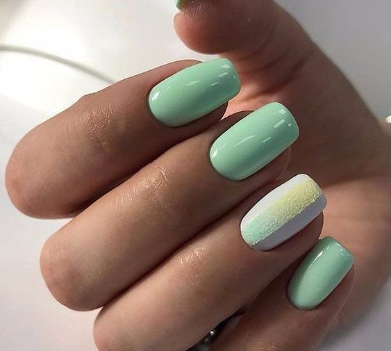 Manicure w kolorze pistacjowym