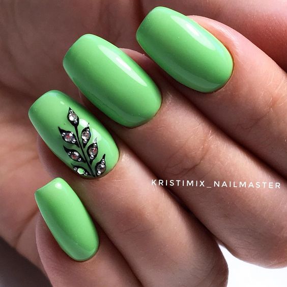 Pistacjowe paznokcie z kwiatkiem