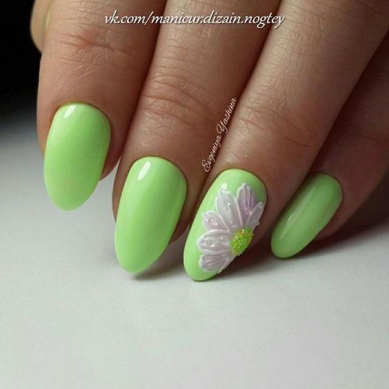 Pistacjowe paznokcie z kwiatowym wzorkiem