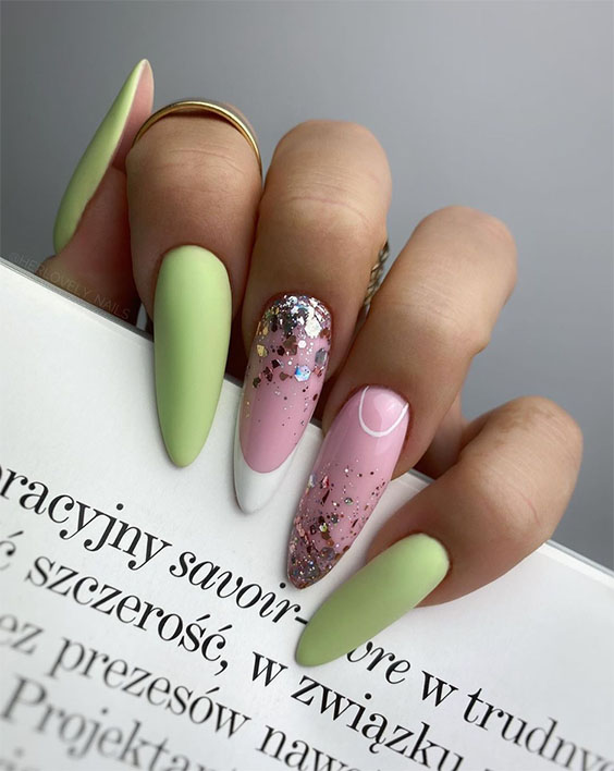 Pistacjowe paznokcie z ozdobami