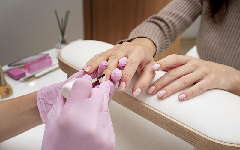 Ranking zestawów do paznokci hybrydowych – TOP 10 kompletów do manicure hybrydowego